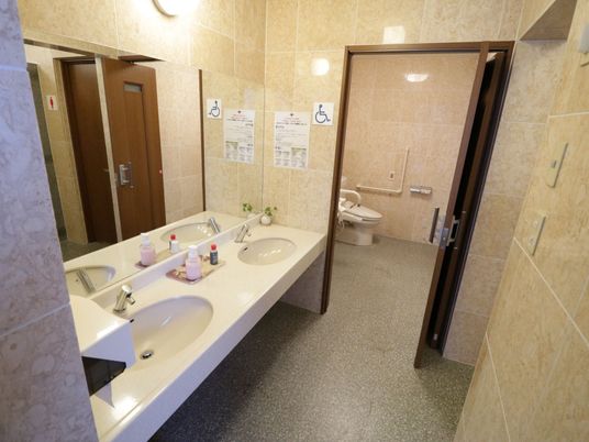 清潔な洗面所とトイレ