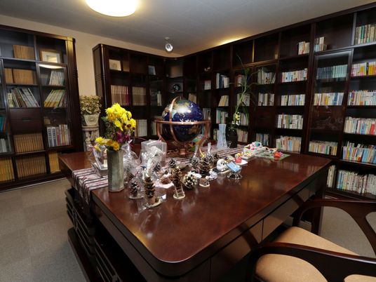 本棚とテーブルのある部屋