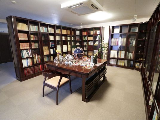 本棚のある落ち着いた空間