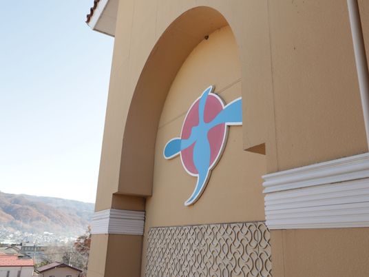 山並みを背景にした建物正面