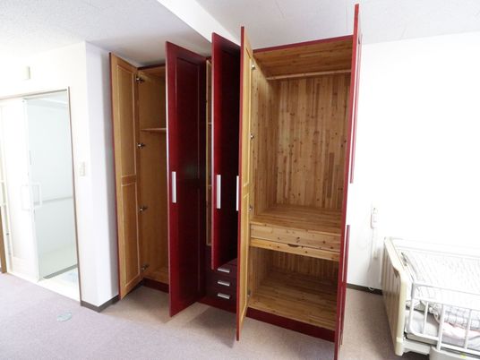 赤い扉の開いたクローゼット