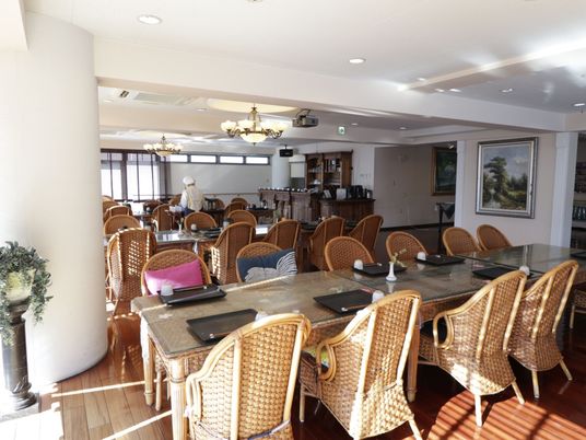 広々とした明るい食堂