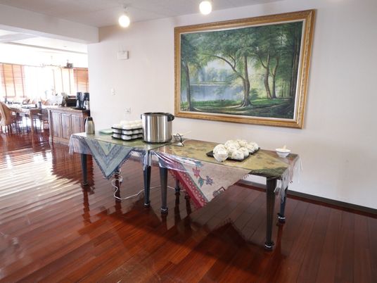 食堂のテーブルと絵画