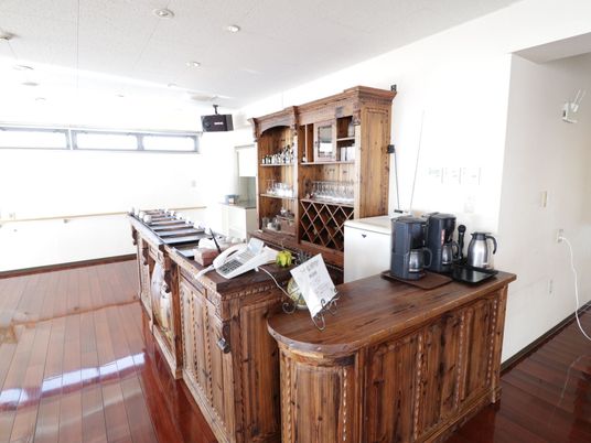 木製カウンターと床の部屋