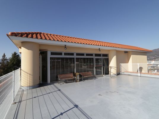 テラスとベンチのある外観