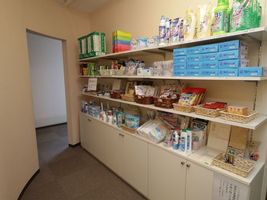 日用品が整然と陳列された部屋