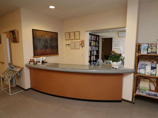 暖かみのある受付カウンター