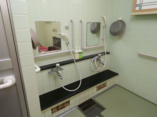 バリアフリー設計の浴室