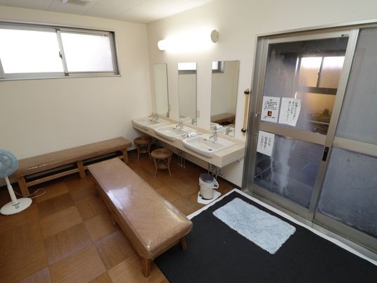 清潔な洗面台とベンチ