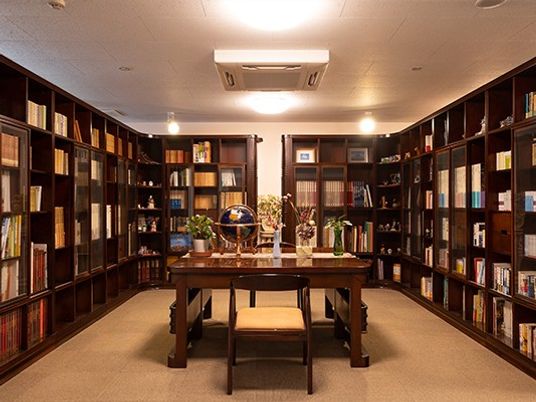 書棚に囲まれた部屋  