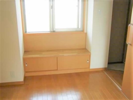 明るい居室の一角