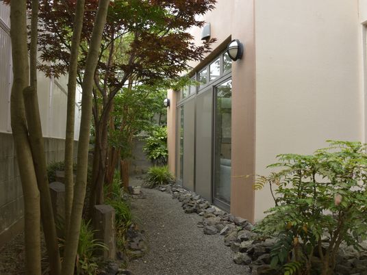 緑豊かな中庭の一角