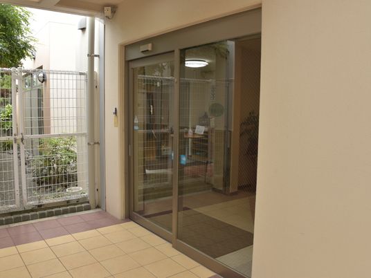 エントランスの開放的な扉