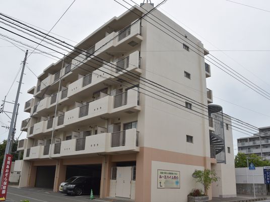 白い外壁の建物外観