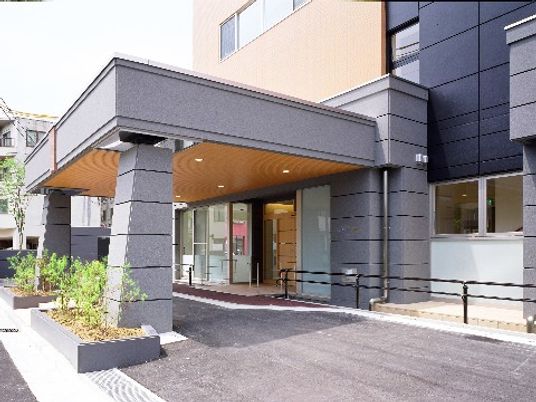 モダンな建物のエントランス