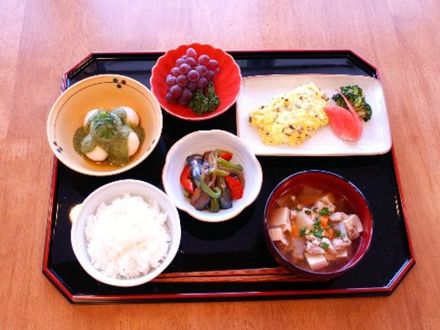 和風のバランスよい食事 食事 栄養満点の和食を提供しており、バランスの良い食事が受けられます。色とりどりのお料理で心も満たされます。