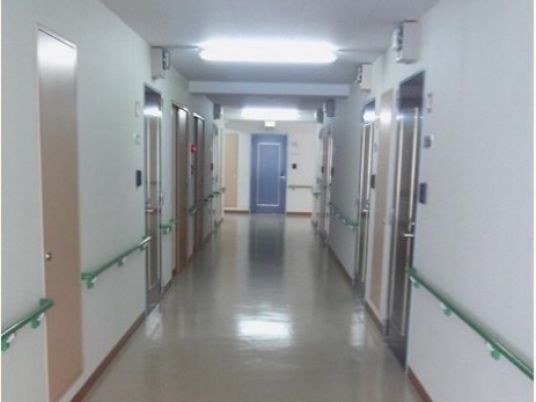 手すり付きの綺麗な廊下