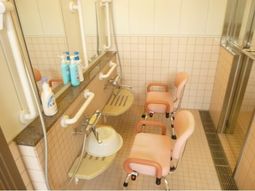 ケア用の充実した浴室