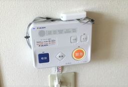 緊急通報装置のある壁