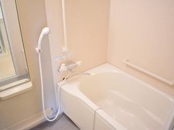 手すり付き清潔な浴室