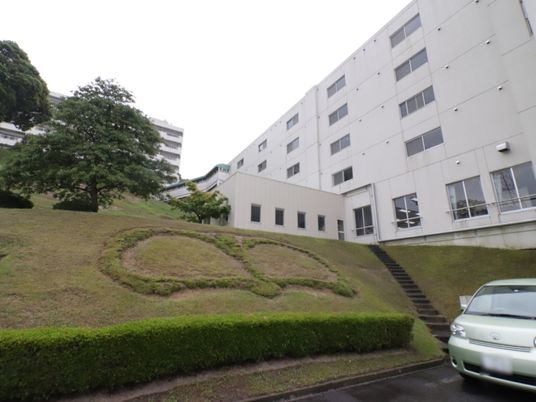 緑豊かな施設外観
