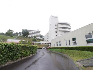 施設外観と緑の風景