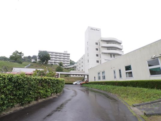 施設外観と緑の風景