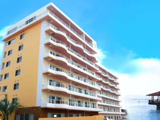 海辺の明るい建物外観