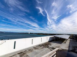 青空とソーラーパネルの屋上