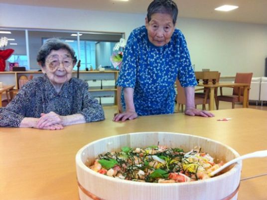 食堂で笑顔の2人
