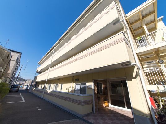 明るい建物のエントランス