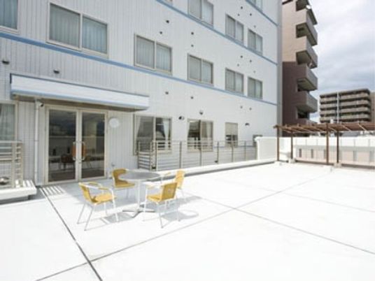 テラス席のある広場
