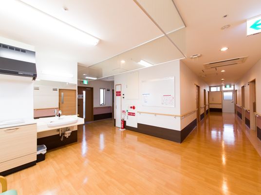広々とした明るい廊下