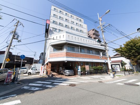 都会の角にある建物