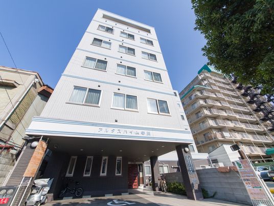 白い建物のエントランス