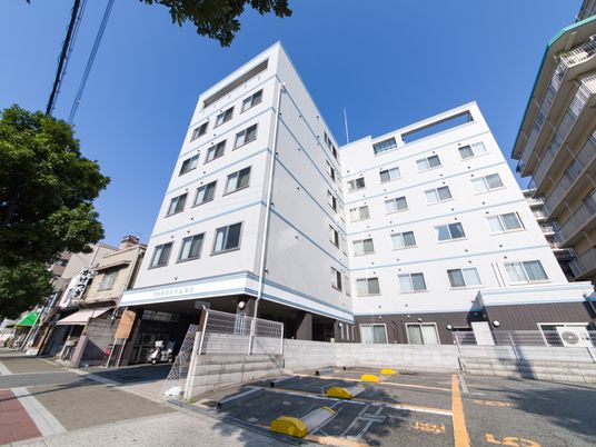 白い建物の外観