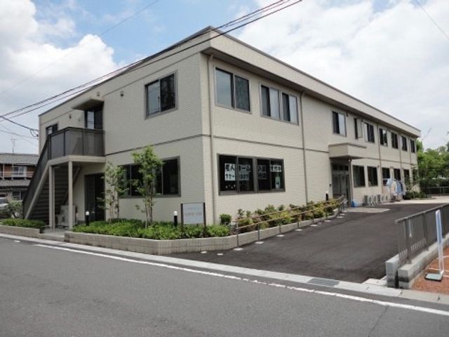 清潔感のある施設外観 外観 清潔感のあふれる落ち着いた色合いの建物で、明るく安心感を与える勤務環境が広がっています。
