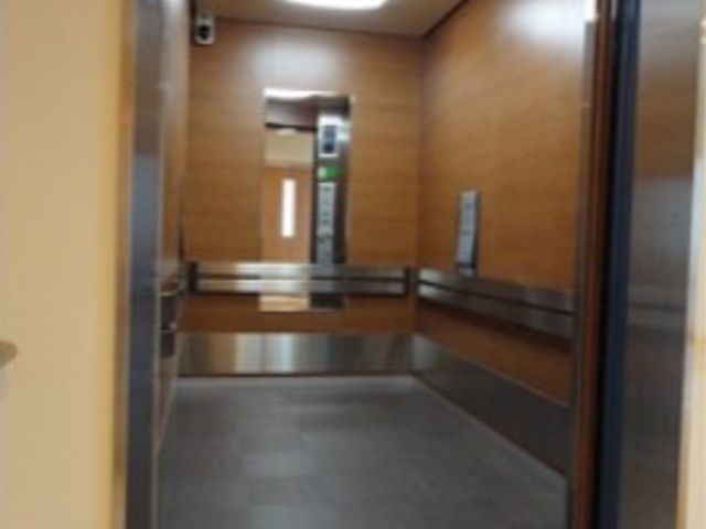 広々としたエレベーター エレベーター ゆとりある空間のエレベーターは、利用者の移動をスムーズにサポートしています。車椅子の方も楽に乗り降りできる設計です。