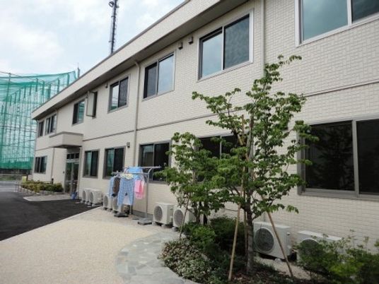 施設の外観と中庭