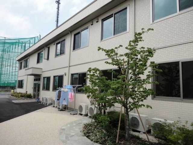 施設の外観と中庭 外観４ ゆとりのある通路と緑豊かな中庭が印象的です。外に出られる気軽さが、毎日の快適さを支えています。