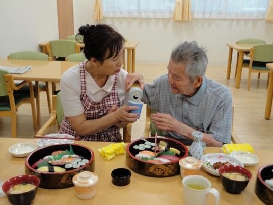 お祝いの食事をする人々