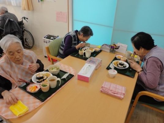 食事を楽しむ利用者様