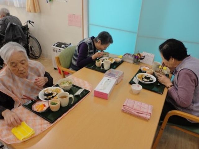 食事を楽しむ利用者様 お食事 ゆったりとした明るい食堂で、利用者様が和やかに食事をされています。栄養バランスを考えた美味しいメニューが提供され、コミュニケーションも活発です。