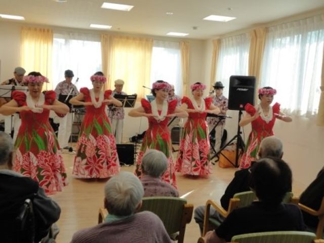 多世代交流イベント イベント 明るく広々としたスペースで開催されるイベントは、ご入居者の憩いの時を提供し、心身の活性化にも繋がります。
