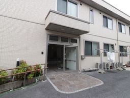 明るいエントランスの建物