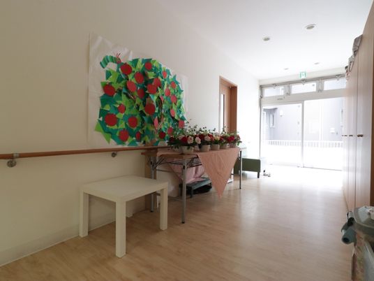 廊下の花と装飾