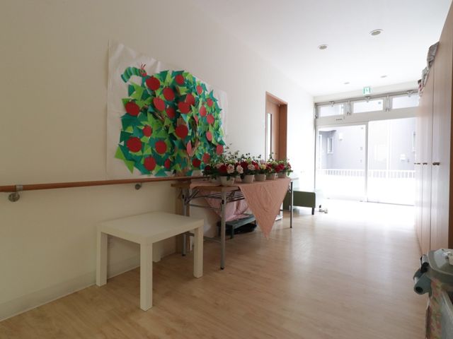 廊下の花と装飾 通路 様々な花で彩られた暖かな雰囲気の廊下です。この明るい空間で安らぎのひとときを過ごすことができます。