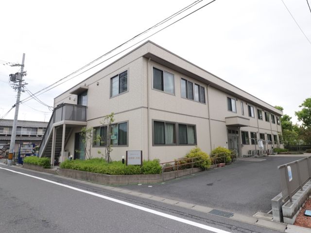 清潔な外観の建物 外観 落ち着いた色合いの建物で、清潔感があります。植栽が手入れされた環境で、快適な職場をお探しの方に適しています。