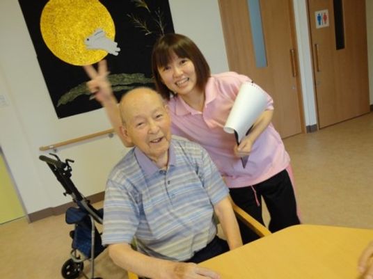 笑顔のスタッフと利用者