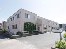 明るい日差しの施設外観
